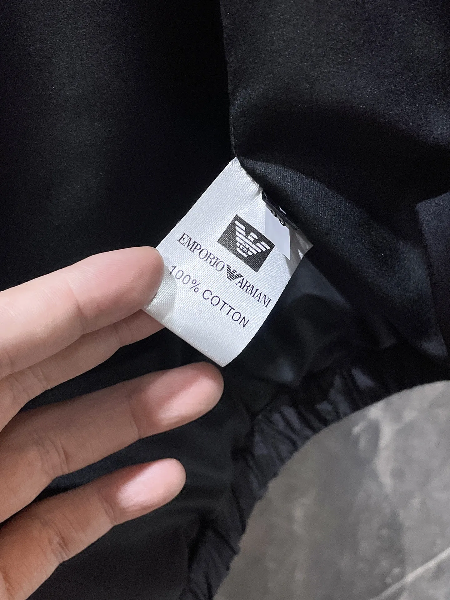 Armani official website Same Style, complete with three labels, on sale in advance. 2026 Autumn and Winter New Arrival men's jacket, Original with complete three labels, Premium version. Custom-made fabrics at the counter. Breathable, high comfort, impeccable details, brand element design concept, reflecting high quality. It feels delicate and soft, presents a casual cut, and has a great upper body shape. Sizes: M～3XL